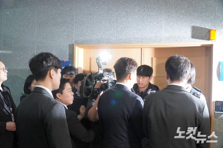 지난 6일, 금품 살포 혐의를 받는 김관영 전북도지사를 압수수색하는 경찰이 집무실에 들어서고 있다. 심동훈 기자