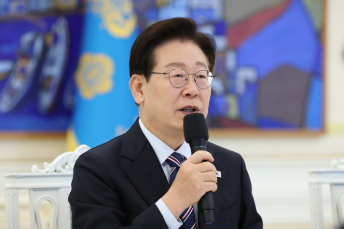 이재명 대통령이 29일 청와대에서 비교섭단체 및 무소속 의원들과 오찬에 앞서 발언하고 있다. 연합뉴스