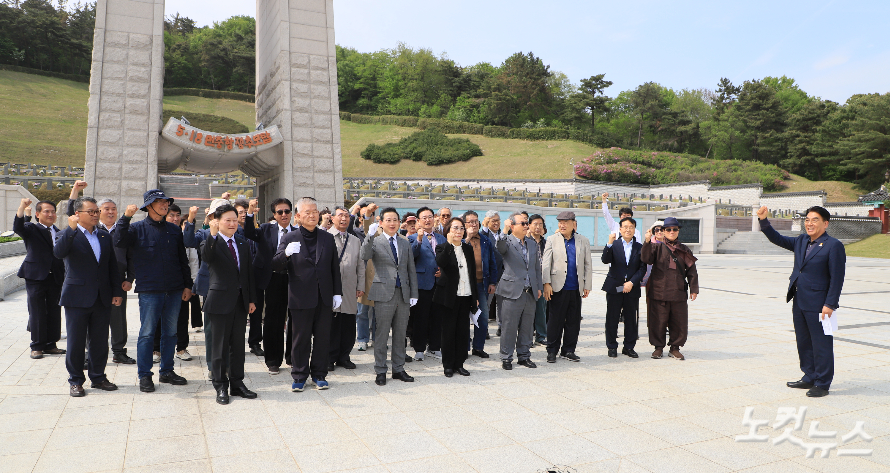 박상규 목사(제109회)의 선창에 맞춰 원로들이 "5·18 민주 정신 대한민국 헌법 전문에 수록하라"고 외치고 있다. 한세민 기자