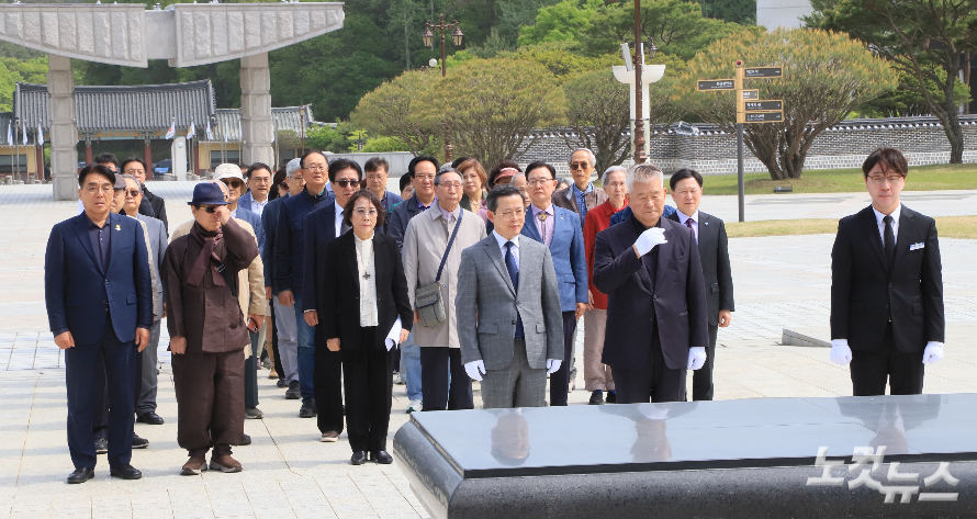 망월동 묘역에 선 기장의 거목들… "5·18 민주 정신, 기억을 넘어 헌법으로"