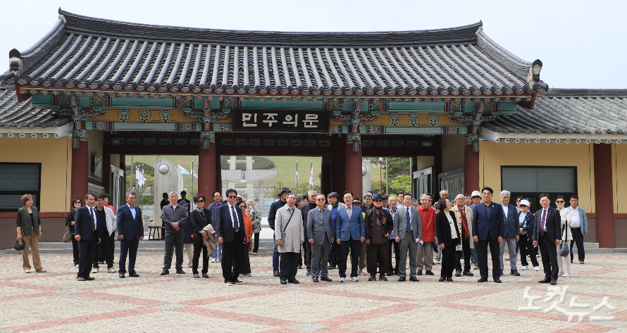 기장 전임 총회장들이 5.18 희생자들을 추모하기 위해 국립 5.18 민주묘지 입구인 민주의 문 앞에 모여 있다. 한세민 기자