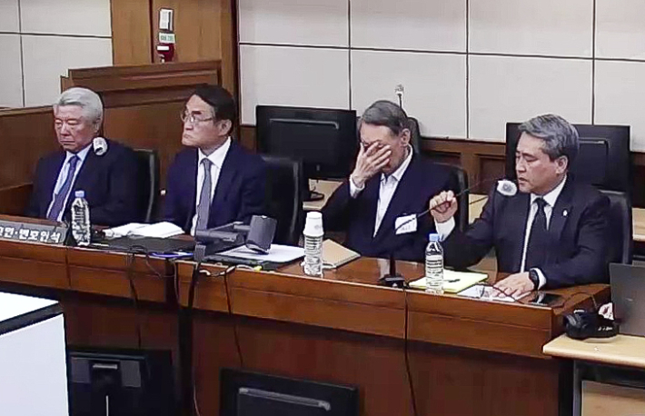 고위공직자범죄수사처 체포방해 등 혐의로 기소된 윤석열 전 대통령이 29일 서울 서초구 서울고등법원에서 열린 항소심 선고 공판에 출석해 얼굴을 만지고 있다. 연합뉴스