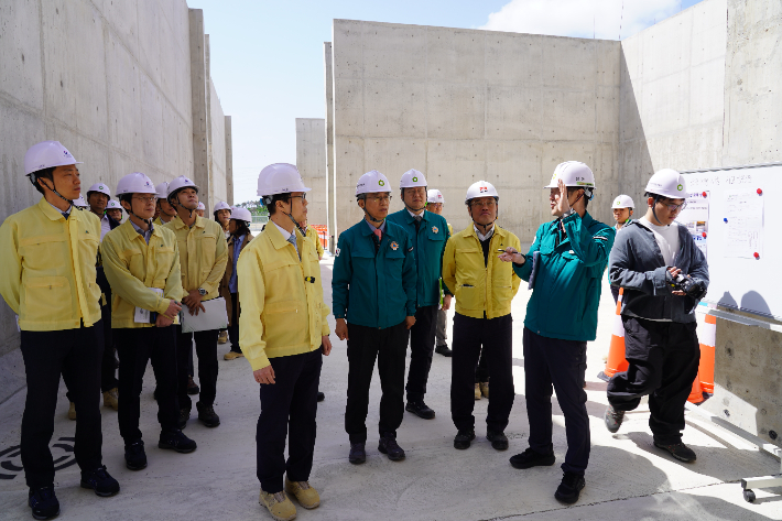최원호 원자력안전위원회 위원장을 비롯한 관계자들이 2단계 표층처분시설 처분고 내에서 설명을 듣고 있다. 한국원자력환경공단 제공