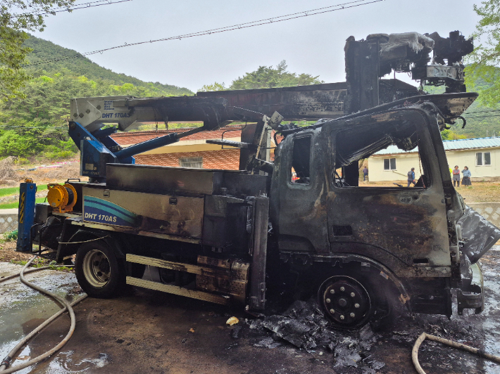 불에 탄 고소작업차. 전북소방본부 제공