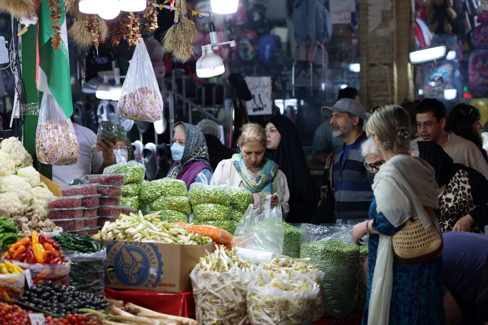 이란 테헤란의 한 시장에서 장을 보고 있는 이란인들. 연합뉴스