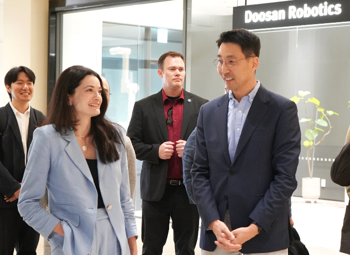 두산로보틱스 김민표 대표와 엔비디아 매디슨 황 수석 이사가 대화를 나누고 있다. 두산로보틱스 제공