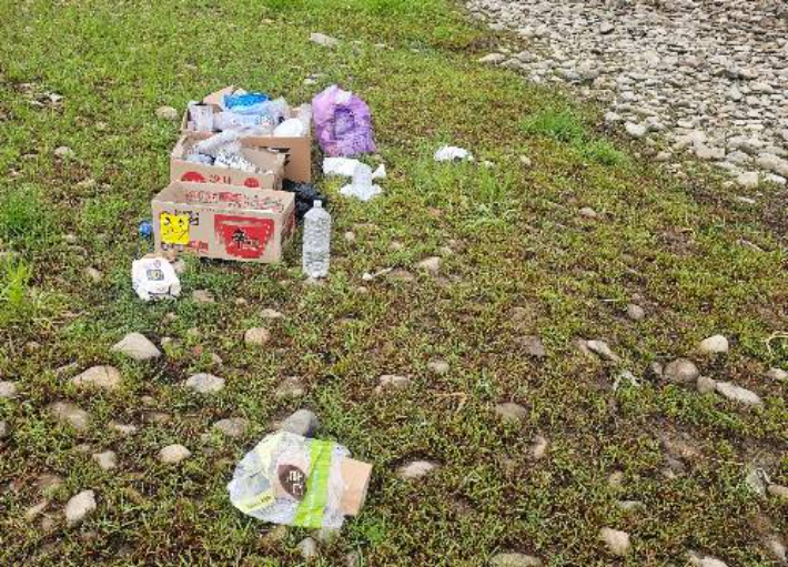 캠핑족이 남기고 간 쓰레기. 온라인커뮤니티 캡처