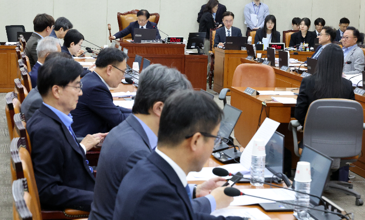  29일 국회에서 열린 행정안전위원회 전체회의에서 생명안전기본법안이 통과되고 있다. 연합뉴스