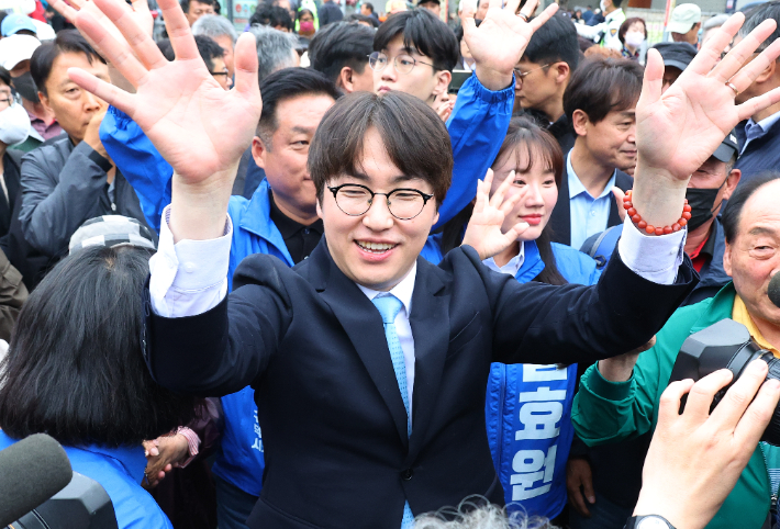 6·3 지방선거와 함께 치러지는 부산 북갑 보궐선거 더불어민주당 후보로 출마하는 하정우 전 청와대 AI 수석이 29일 오후 부산 북구 구포시장을 찾아 시민들에게 인사하고 있다. 연합뉴스