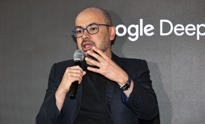 데미스 허사비스 구글 딥마인드 최고경영자(CEO)가 29일 서울 중구 웨스틴 조선호텔에서 열린 '알파고 10년: 위대한 동행'에서 신진서 9단과 함께 '알파고 이후 10년, 인간과 AI의 다음 수'라는 주제로 인터뷰를 하고 있다. 연합뉴스