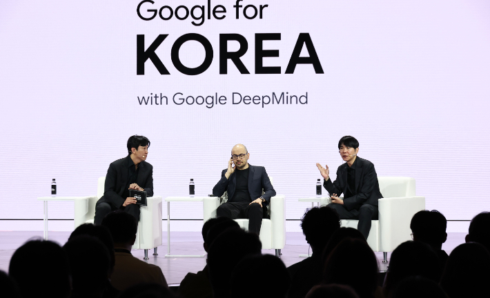 29일 서울 중구 웨스틴 조선호텔에서 열린 구글 포 코리아 2026에서 데미스 허사비스 구글 딥마인드 최고경영자(CEO)와 이세돌 사범 겸 UNIST 특임교수, 조승연 작가가 을 주제로 대담하고 있다. 연합뉴스