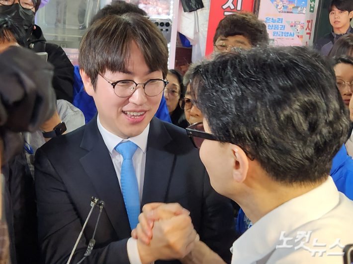 부산 북구갑 보궐선거 출마를 확정하고 29일 오후 부산 구포시장을 찾은 하정우 전 청와대 수석이 선거에서 맞붙는 한동훈 전 국민의힘 대표와 만나 인사를 나누고 있다. 정혜린 기자
