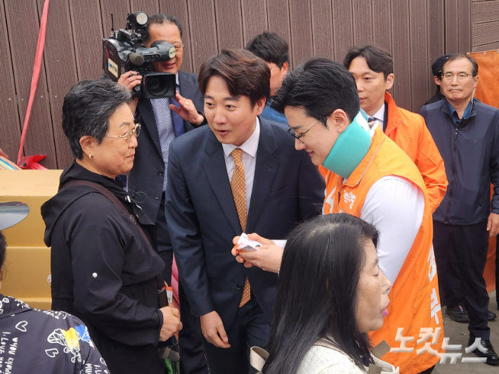 29일 오후 이준석 개혁신당 대표와 정이한 개혁신당 부산시장 후보가 부산 구포시장에서 선거 유세를 벌이고 있다. 정혜린 기자