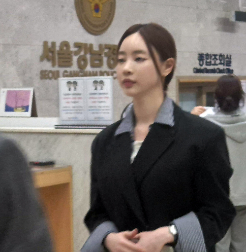 필라테스 가맹 사기 의혹을 받는 필라테스 강사 출신 방송인 양정원 씨가 29일 서울 강남경찰서에서 피의자 신분으로 조사를 받은 뒤 귀가하고 있다. 연합뉴스