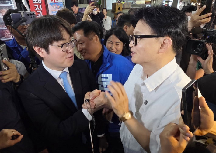 하정우 전 청와대 AI 수석과 한동훈 전 국민의힘 대표가 29일 오후 부산 북구 구포시장에서 유세를 펼치던 중 만나 인사하고 있다. 연합뉴스