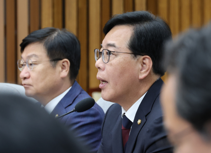 국민의힘 송언석 원내대표가 28일 국회에서 열린 원내대책회의에서 모두발언을 하고 있다. 연합뉴스