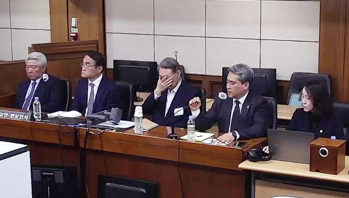 고위공직자범죄수사처 체포방해 등 혐의로 기소된 윤석열 전 대통령이 29일 서울 서초구 서울고등법원에서 열린 항소심 선고 공판에 출석해 얼굴을 만지고 있다. 연합뉴스