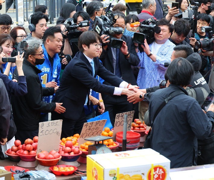6·3 지방선거와 함께 치러지는 부산 북갑 보궐선거 더불어민주당 후보로 출마하는 하정우 전 청와대 AI 수석이 29일 오후 부산 북구 구포시장을 찾아 상인과 인사하고 있다. 연합뉴스