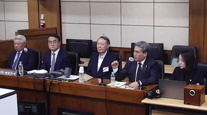 고위공직자범죄수사처 체포방해 등 혐의로 기소된 윤석열 전 대통령이 29일 서울 서초구 서울고등법원에서 열린 항소심 선고 공판에 출석해 있다. 연합뉴스