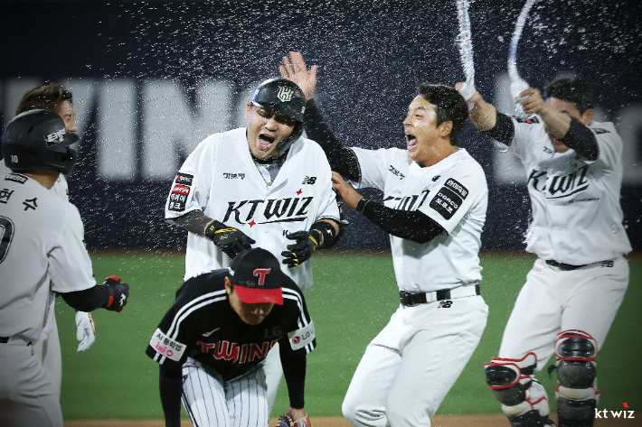 물 세례 받는 장성우. KT 위즈 제공