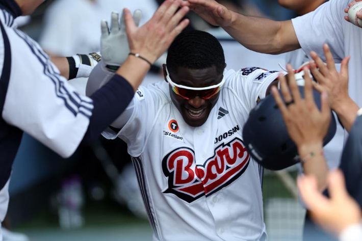 축하받는 카메론. 두산 베어스 제공