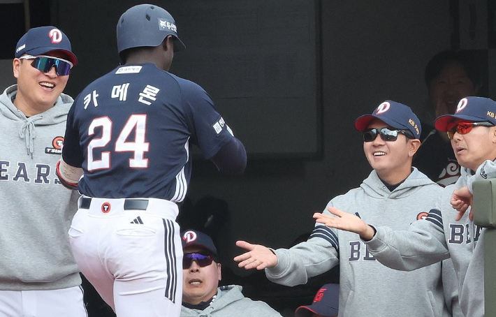 카메론이 더그아웃에서 김원형 감독과 코치진의 환영받고 있다. 연합뉴스