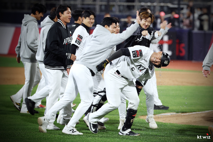 물 세례 받는 장성우. KT 위즈 제공