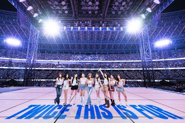 지난 25일 첫날 공연 당시 트와이스 모습. 트와이스 일본 공식 트위터