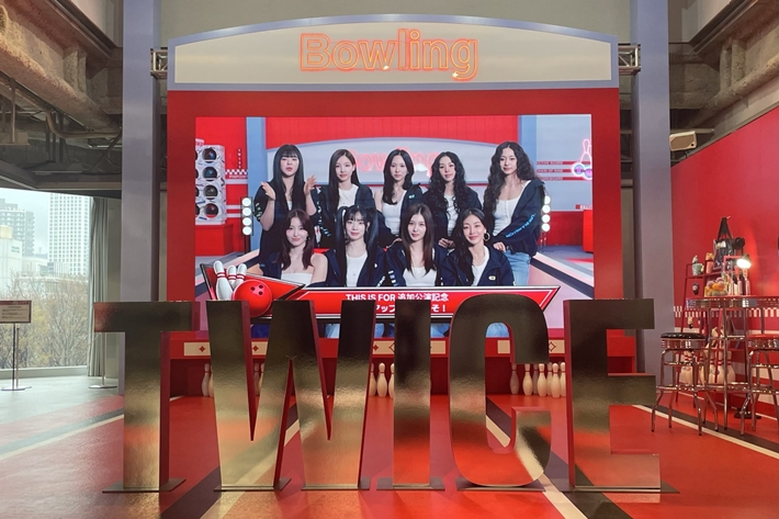 트와이스는 오사카 얀마 스타디움, 도쿄 아지노모토 스타디움, 요코하마 닛산 스타디움 등 초대형 스타디움에 입성한 데 이어 데뷔 11년 만에 도쿄 국립경기장에서 단독 콘서트를 열게 됐다. 트와이스 일본 공식 트위터