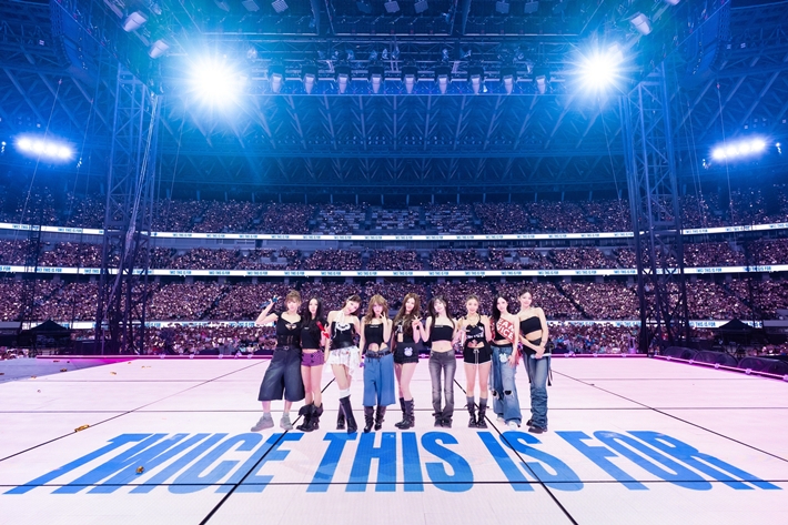 지난 26일 두 번째 공연 당시 트와이스 모습. 트와이스 일본 공식 트위터