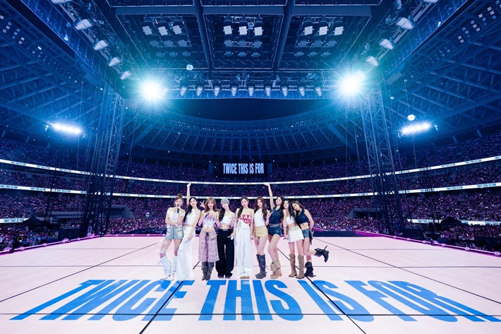 트와이스는 도쿄 국립경기장 3일 공연으로 회당 8만 명, 총 24만 관객을 모았다. 사진은 28일 마지막 날 공연 때 트와이스 모습. 트와이스 일본 공식 트위터
