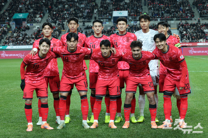 지난해 11월 18일 서울 상암동 서울월드컵경기장에서 열린 축구 국가대표팀 친선경기 대한민국과 가나의 경기에서 대한민국 축구대표팀 선수들이 기념촬영을 하고 있다. 류영주 기자