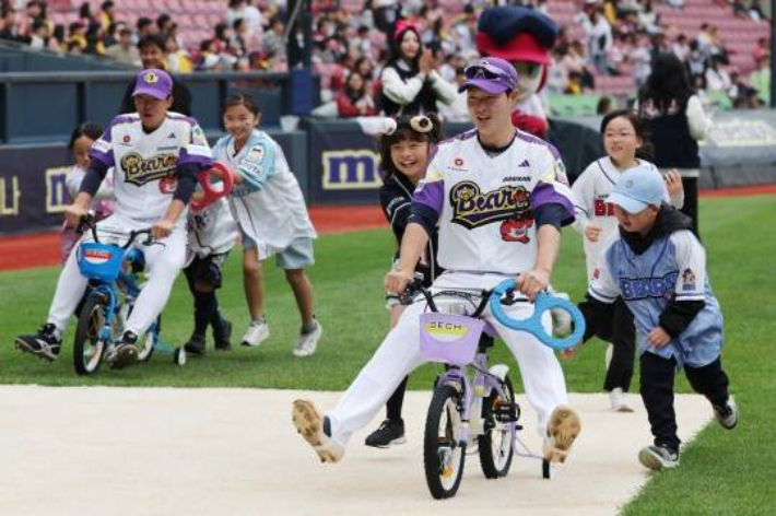 사진은 지난해 어린이날 잠실 더비에서 어린 팬들이 두산 선수들과 함께 행사에 참여한 모습. 연합뉴스 