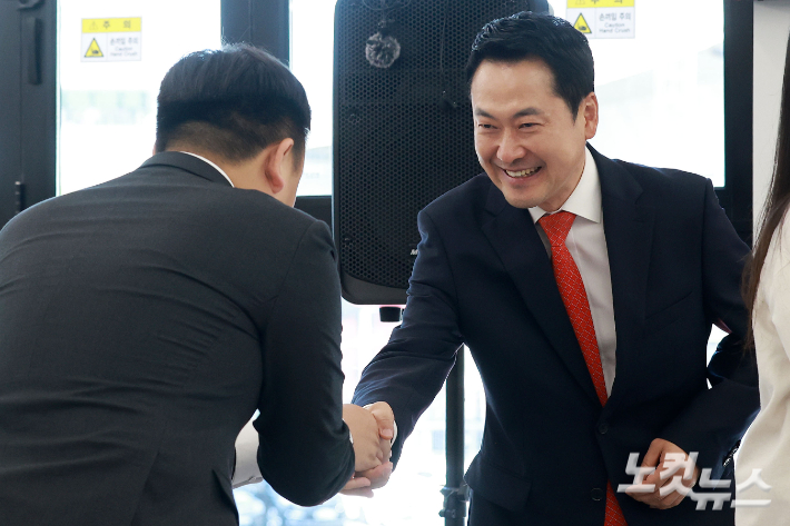 장동혁 국민의힘 대표가 29일 오후 서울 서대문구 카페폭포에서 열린 청년 공약 간담회에 참석하고 있다. 류영주 기자