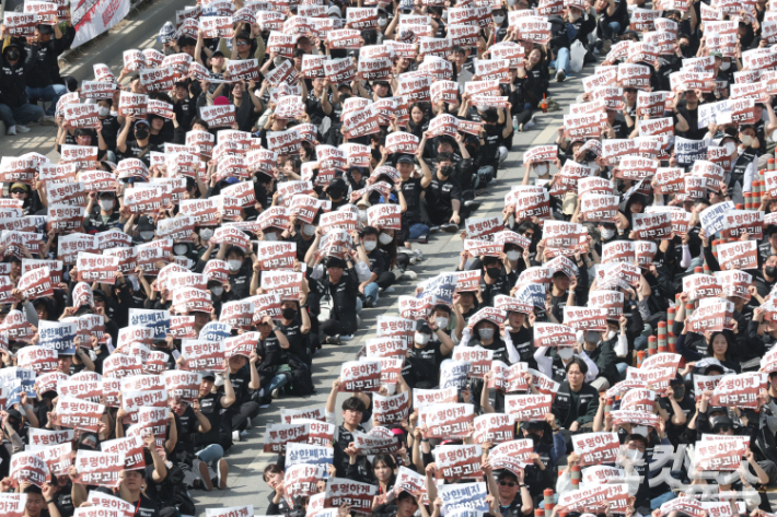 삼성전자 과반노조인 '삼성전자 초기업노조' 조합원들이 23일 경기 평택시 삼성전자 평택캠퍼스 앞에서 '투명하게 바꾸고, 상한폐지 실현하자-4.23 투쟁 결의대회'에서 구호를 외치고 있다. 이날 결의대회에는 경찰 추산 3만여 명, 노조 추산 3만 9천여 명이 참여했다. 노조는 회사의 영업이익 15% 성과급 지급, 성과급 상한제 폐지 등을 요구했으며, 사측과 합의가 이뤄지지 않을 경우 다음 달 21일부터 6월 7일까지 총파업에 돌입한다고 밝혔다. 평택=황진환 기자
