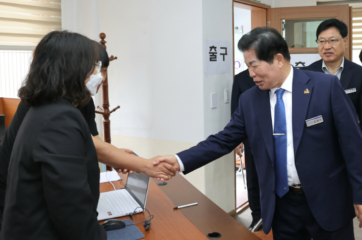 공영민(오른쪽) 고흥군수가 29일 고유가 피해지원금 지급 업무 담당 직원들을 격려하고 있다. 고흥군 제공