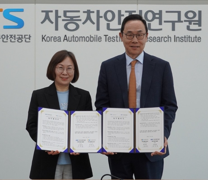 왼쪽부터 TS자동차안전연구원 박선영 원장과 자동차융합기술원 오양섭 원장. TS 제공