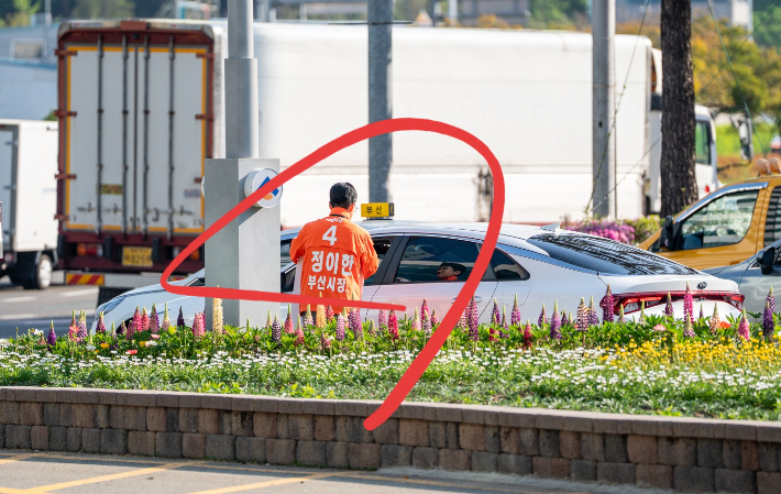 27일 개혁신당 정이한 후보가 거리 유세 도중 음료가 든 컵을 맞기 전 상황. 정이한 후보 측 제공