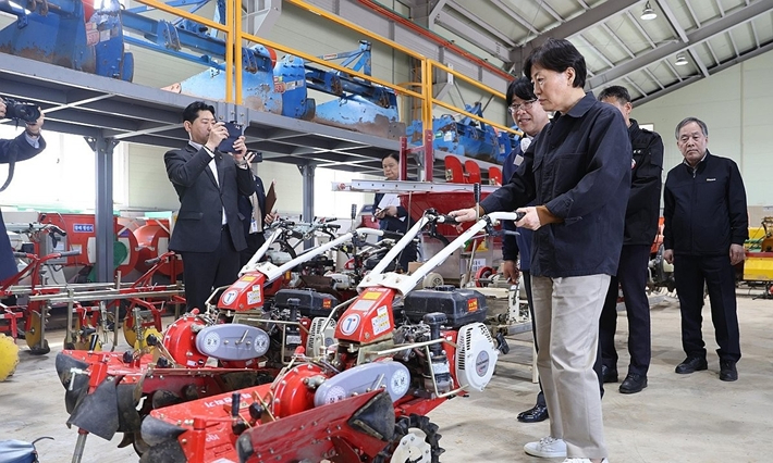 송미령 농림축산식품부 장관이 13일 충남 서산의 면세유 이용 현장을 점검하고 있다.  연합뉴스