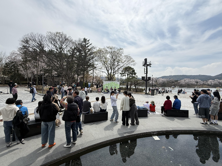 보문관광단지를 찾은 가족단위 관광객들. 경북문화관광공사 제공