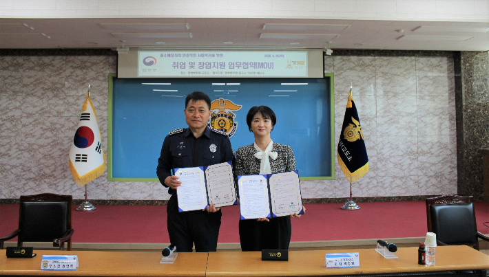 (왼쪽부터)권용복 소장 직무대행, 더브릿지플러스 박경화 대표. 더브릿지플러스 제공