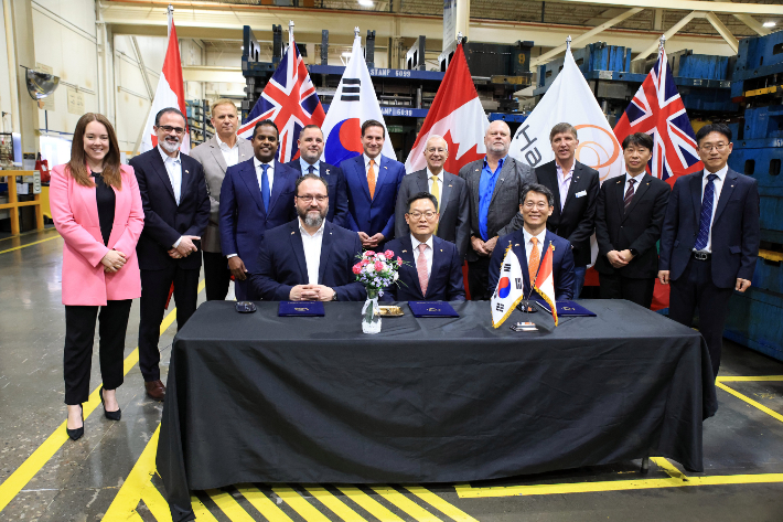 29일(현지시각) 캐나다 현지에서 진행된 MOU 체결식에서 주요 관계자들이 기념촬영을 하고 있다. 앞줄 왼쪽부터 플라비오 볼페 APMA 회장, 손재일 한화에어로스페이스 대표이사, 정승균 한화오션 특수선해외사업단장. 한화에어로스페이스 제공 