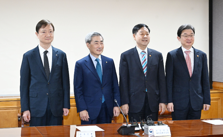 구윤철 부총리 겸 재정경제부 장관이 30일 서울 중구 은행연합회에서 열린 확대 거시경제금융회의를 시작하기에 앞서 기념사진(왼쪽부터 이찬진 금감원장, 신현송 한국은행 총재, 구윤철 부총리, 이억원 금감위원장)을 찍고 있다. 재정경제부 제공