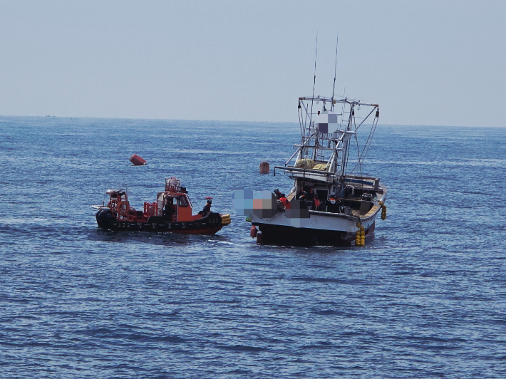 닻 없이 운항하다 해경에 적발된 어선. 군산해양경찰서 제공
