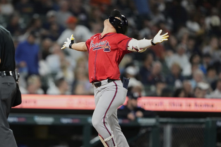 지난해 9월 20일(한국시간) 김하성이 미국 미시간주 디트로이트 코메리카파크에서 열린 메이저리그 디트로이트와 방문 경기, 8회 투런 홈런을 친 뒤 세리머니를 하고 있다. 연합뉴스 