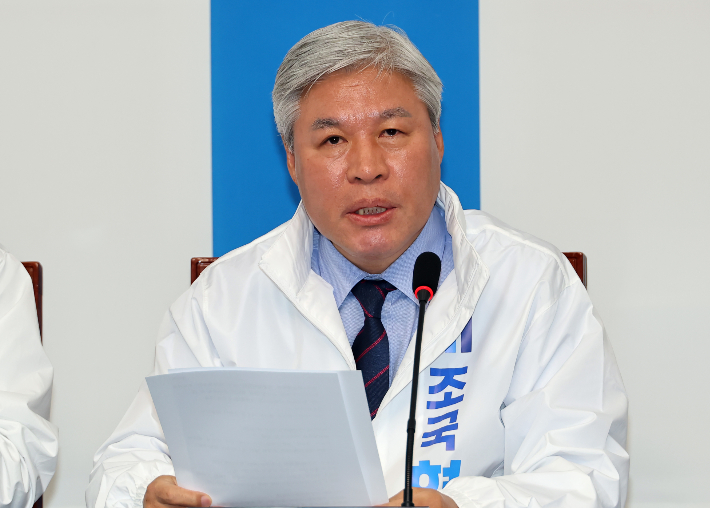 조국혁신당 서왕진 원내대표 겸 중앙선대위 상임위원장이 30일 국회에서 열린 제2차 중앙선거대책위원회 회의에서 발언하고 있다. 연합뉴스