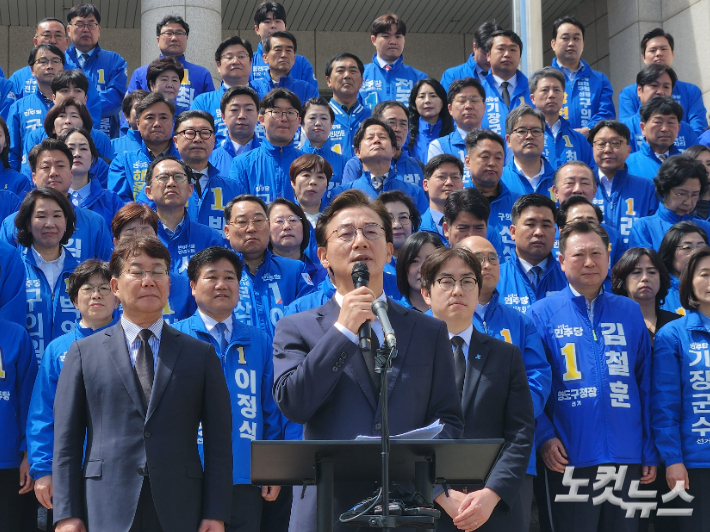 30일 오전 부산 민주공원에서 열린 더불어민주당 부산시당 후보자 합동 기자회견에서 전재수 부산시장 후보가 발언하고 있다. 정혜린 기자