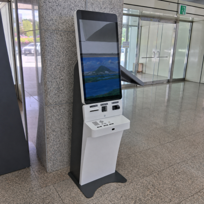 장애인, 고령자 등도 쉽게 사용할 수 있도록 설치한 베리어프리 키오스크. 춘천도시공사 제공