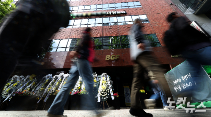 28일 서울 강남구 BGF 리테일 본사 앞에 사망한 화물연대 조합원의 합동분향소와 추모화환이 놓여 있다. 황진환 기자