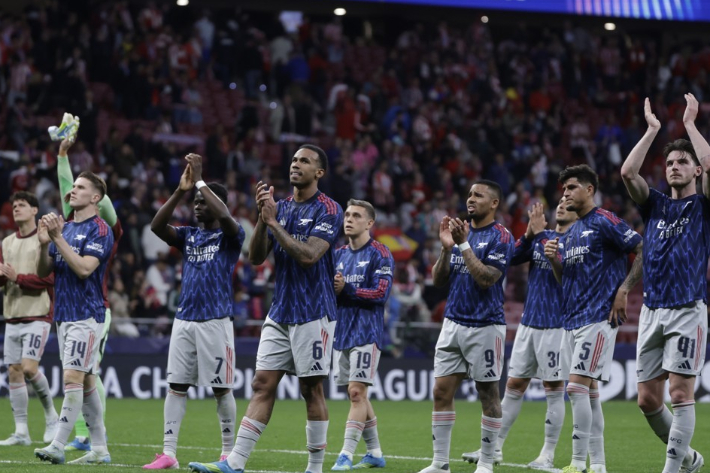 무승부 거둔 뒤 원정 온 팬들에게 인사하는 아스널. 연합뉴스